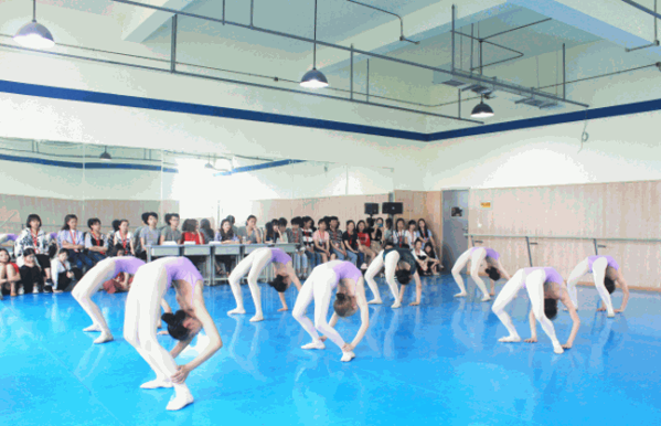 藝君師藝考培訓(xùn) 專業(yè)藝術(shù)之光，成就藝考?jí)粝?>
</a>
<div   id=